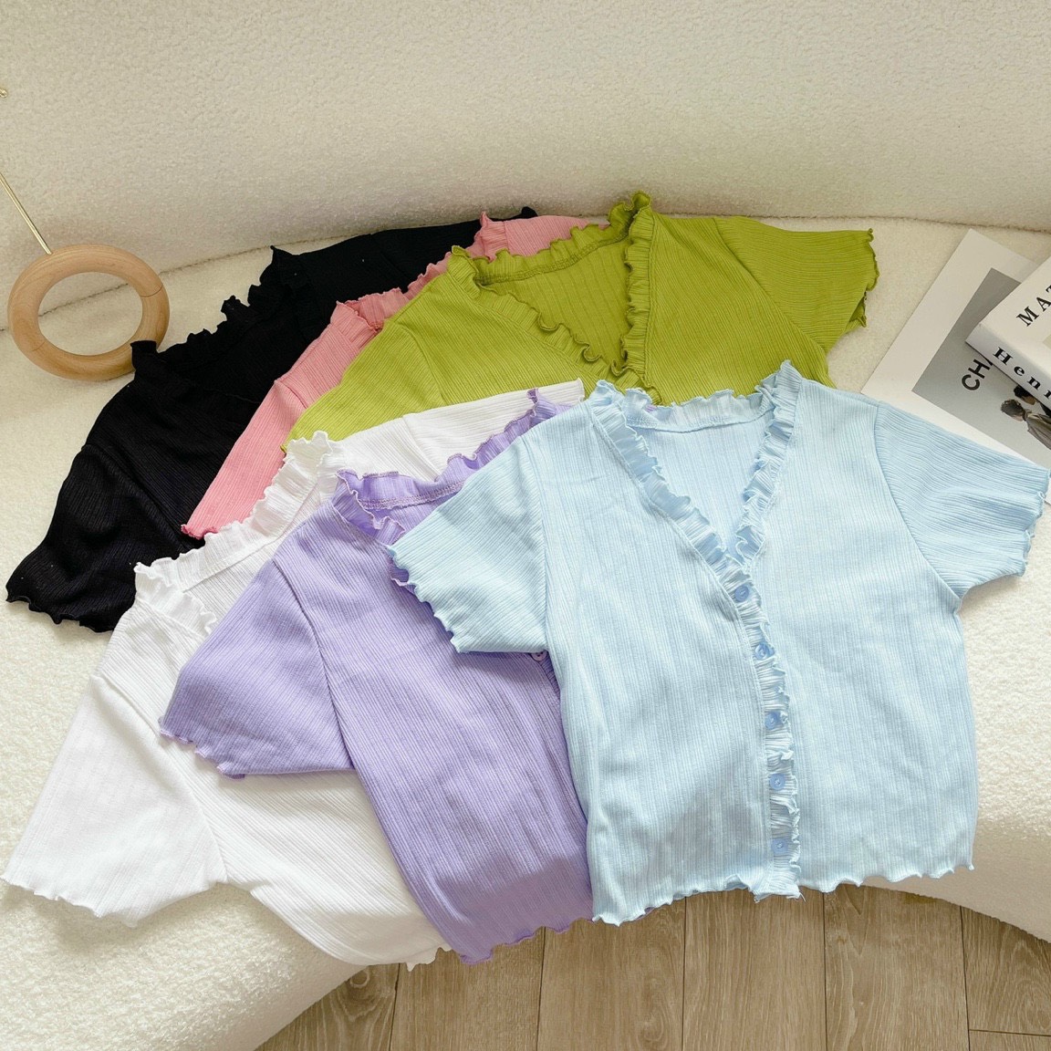 Áo kiểu croptop bèo nút xinh xắn