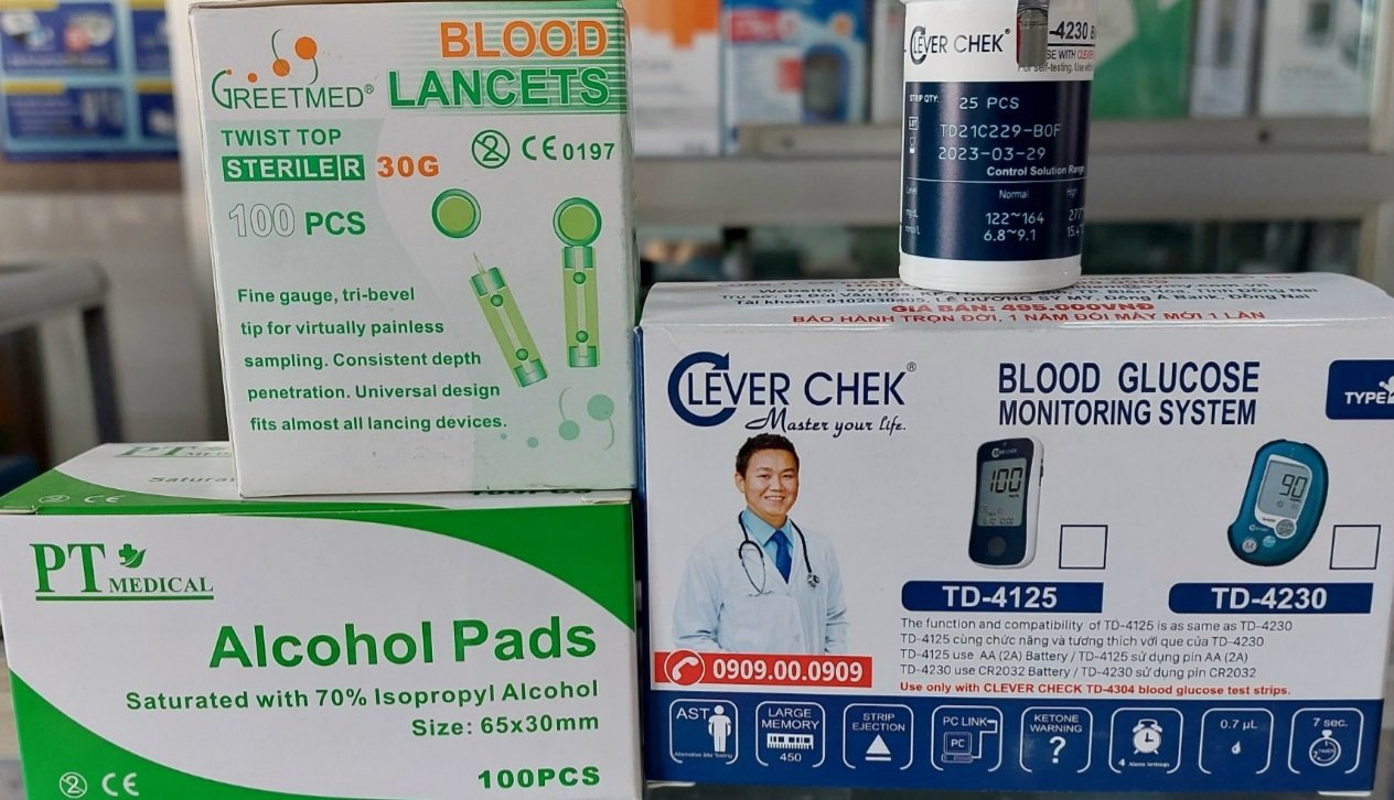 [HCM]MÁY ĐO ĐƯỜNG HUYẾT CLEVER CHECK TD 4230 - BẢO HÀNH TRỌN ĐỜI. TẶNG KÈM: 25 que thử 100 miếng gạc thấm cồn 100 kim lấy máu. Mẫu sản phẩm có thể thay đổi theo lô hàng