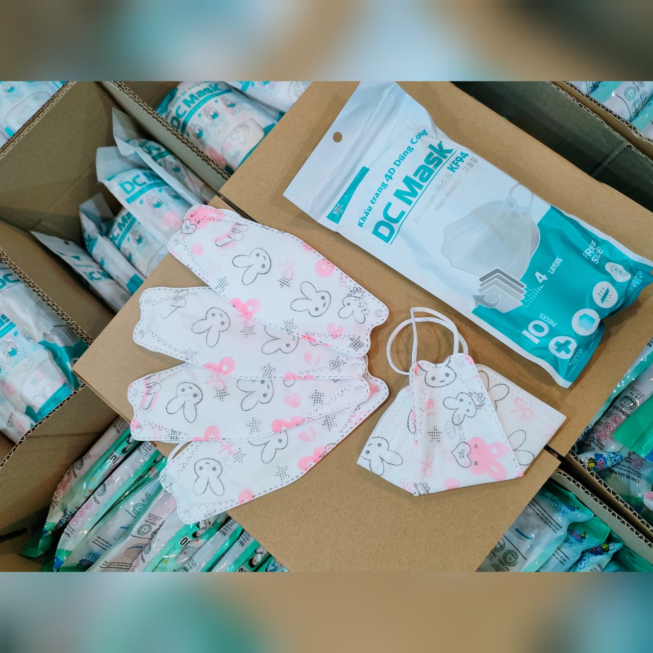 Combo.... 50 khẩu trang 4D KF94 DC MASK (màu trắng, xám, đen) chuẩn 4 lớp kháng khuẩn không thấm nước cam kết hàng chính hãng 1 đổi 1 nếu do lỗi sản xuất có nhiều màu: xanh, xám, hồng, trắng, cam, đen ạ