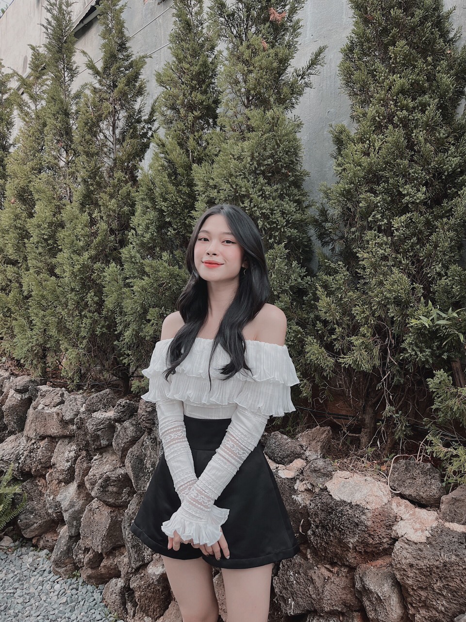 Aó croptop tay dài bèo tầng bẹt vai Anis xếp li màu trắng