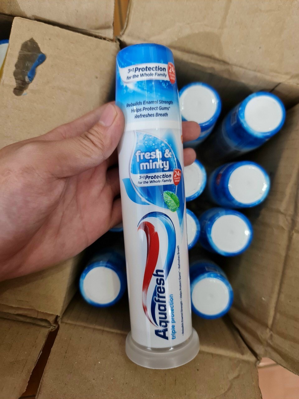 Kem Đánh Răng Aquafresh Whitening ống 100ml Mỹ Chính hãng