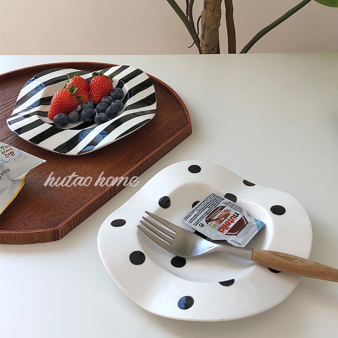 Gambar Ins Style Nordic Minimalist Black and White with Wave Breakfast Plate Polka Dot Stripes Irregular Underglaze Color Ceramic Dessert Plate