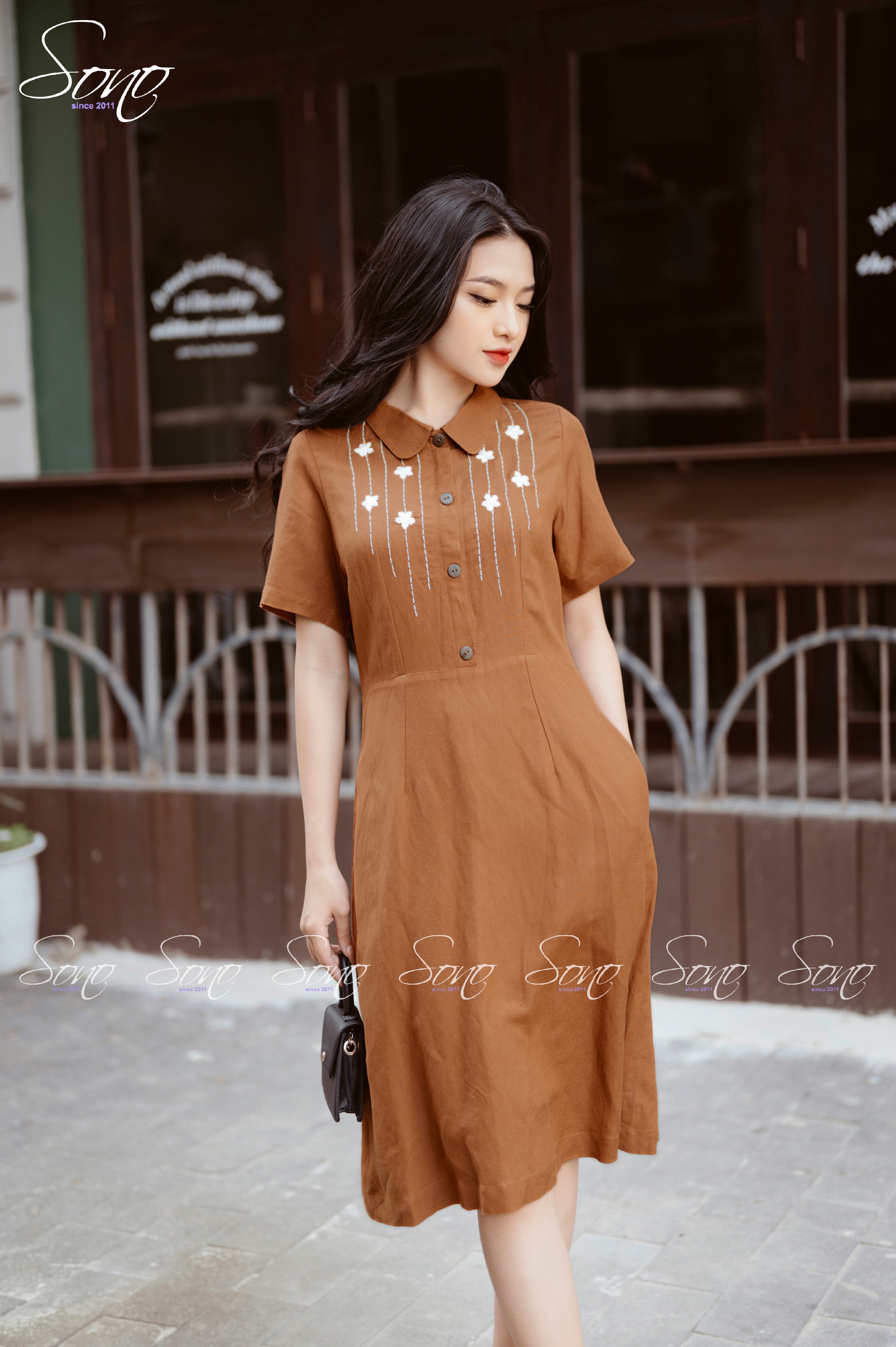 Sono - đầm linen cổ sen họa tiết thêu hoa dáng suông che khuyết điểm