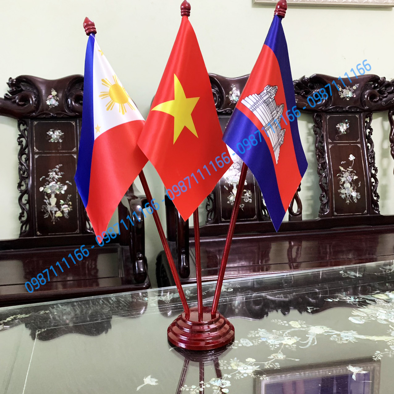 Cờ Để Bàn Làm Việc Đế gỗ cắm 3 cờ Philipine - Việt Nam - Camphuchia Chất liệu vải phi bóng in chuyển