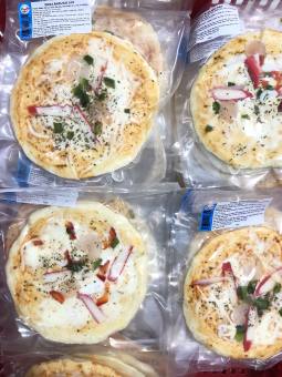 Bánh Pizza chế biến sẵn Vị Hải sản, Xúc Xích, Bắp, ...chưa nướng, size 16cm