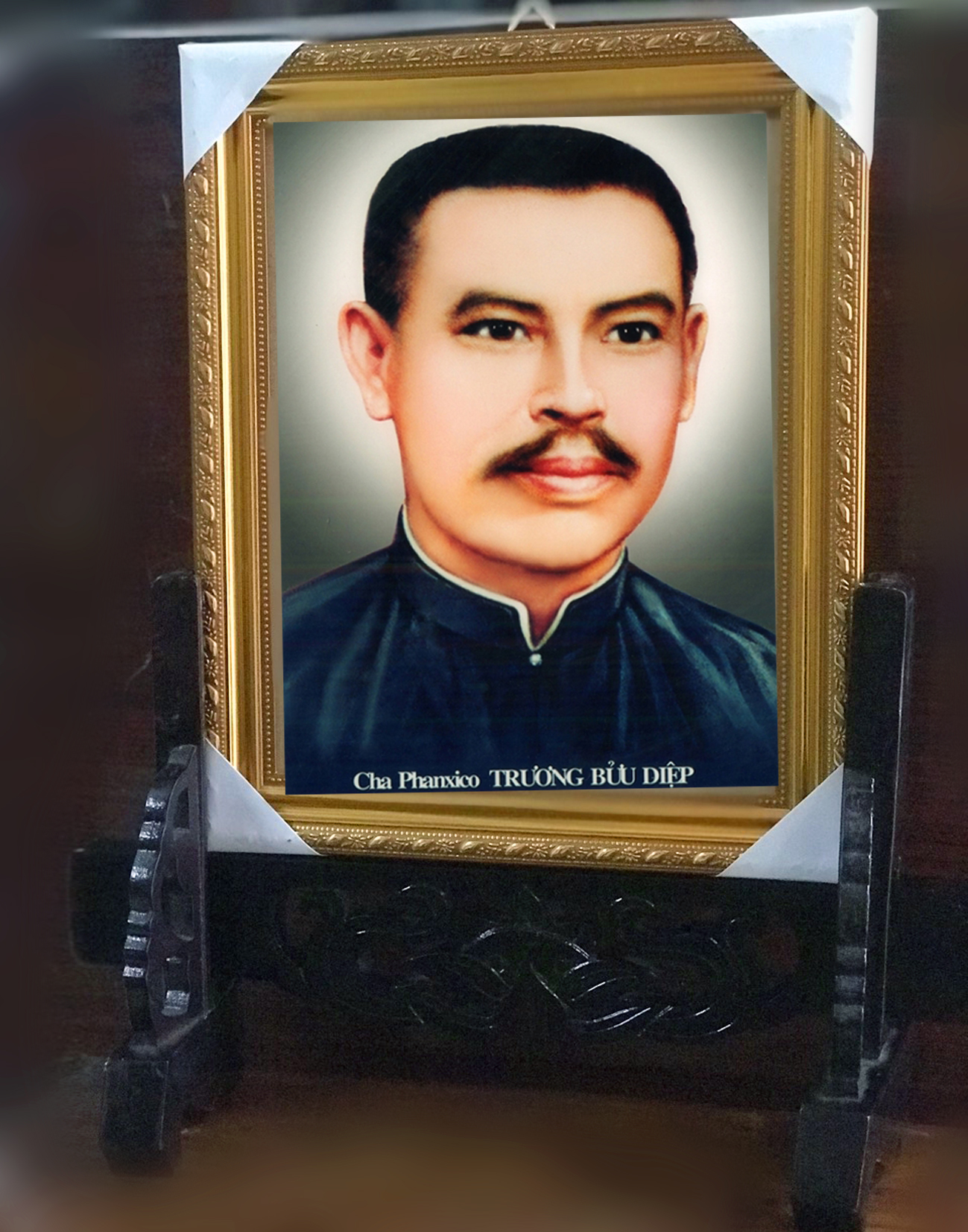 Combo khung hình va chân để khung hình đủ kích thước