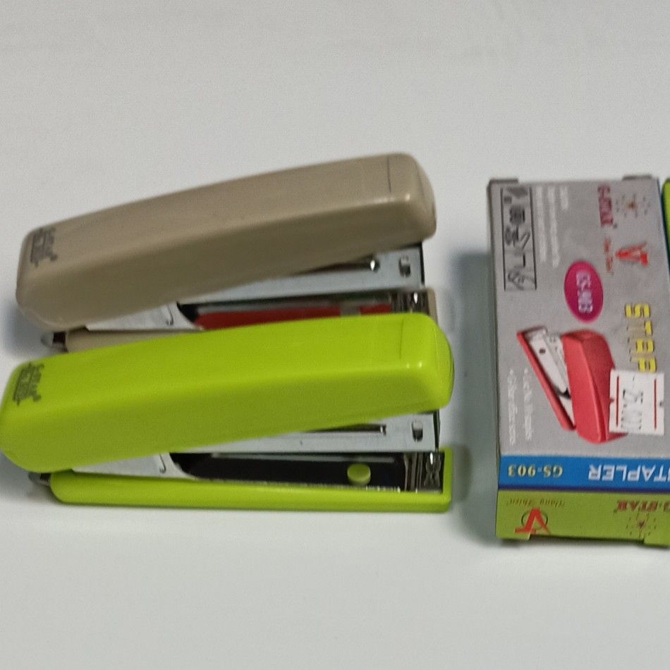 Dập ghim, máy bấm ghim các loại tặng kèm ghim bấm chính hãng Plus, Thiên Long, Classmate thép tốt, có thể dùng được 2 loại ghim trên 1 khay tiện dụng