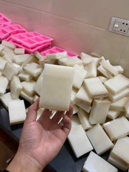 Xà bông trắng da gạo sữa ong chúa 100gr handmade dịu nhẹ dùng cho cả mặt và body