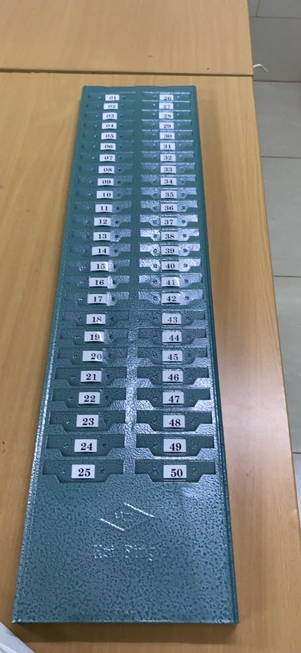 Khay để thẻ giấy chấm công bằng kim loại có 50 ô đựng thẻ
