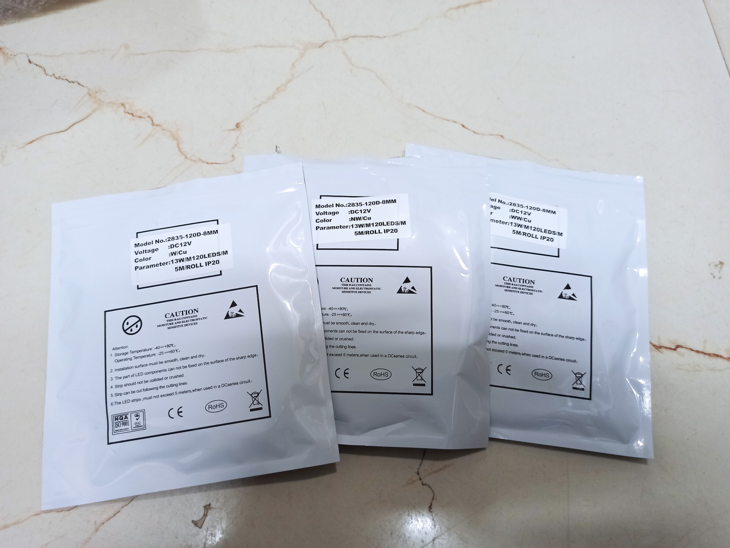 Cuộn led dây dán 5m 12v 2835 - 120 led / mét có keo dán 1 mặt đơn sắc