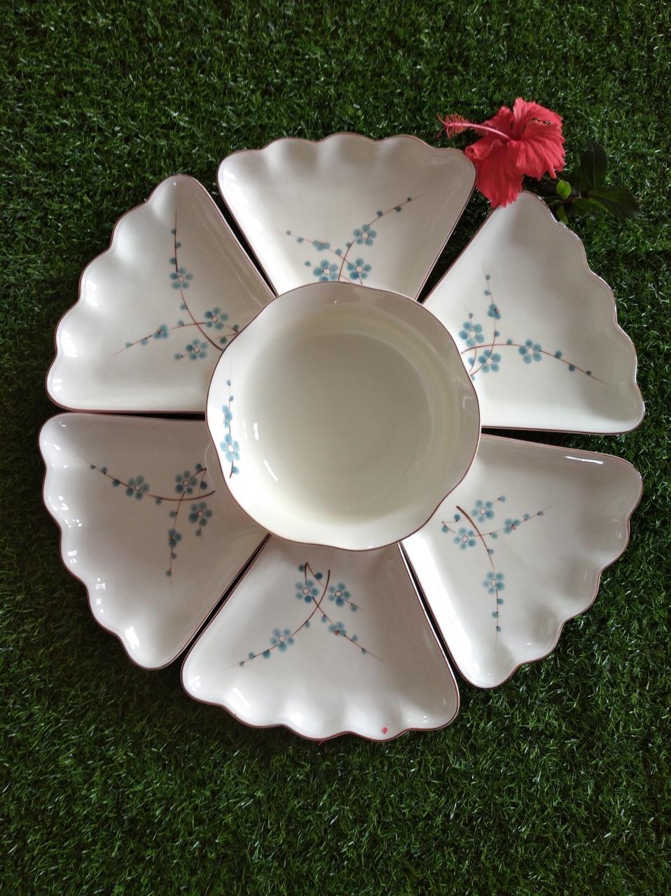 Bộ đĩa hoa mặt trời Bát Tràng men kem vẽ hoa đào xanh (đường kính 55cm size lớn - 45cm size bé)