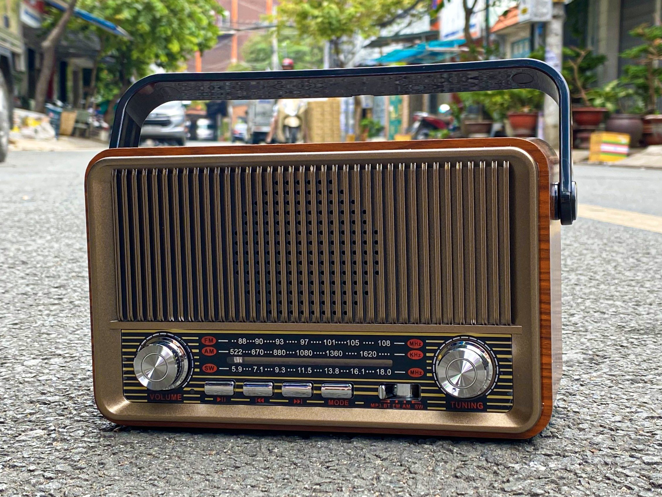 Đài FM Bluetooth Hairun HR-510BT , Loa Bluetooth Kết Hợp Đài Radio , Phong Cách Cổ Điển Vintage , Vỏ Gỗ Sang Trọng , Bass Trầm Ấm , Đầy Đủ Kết Nối Bluetooth-AUX-USB-SD Card.