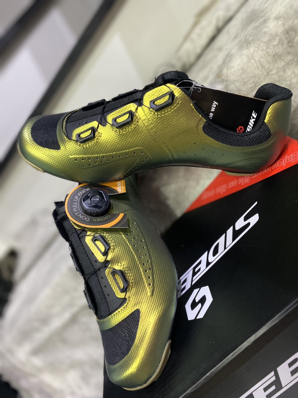 Giày can xe đạp dòng Road đế CARBON khóa vặn SV-08 SIDEBIKE màu vàng Gold - SPORTS WORLD