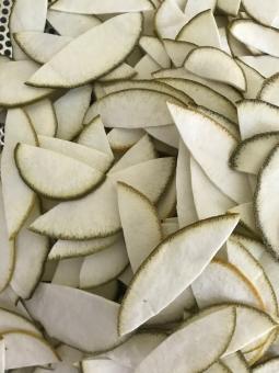 Vỏ Bưởi Sấy Giòn Wasafa Túi 100g thơm thơm, the the, giòn giòn, ngọt ngọt và vị đắng nhẹ của vỏ Bưởi