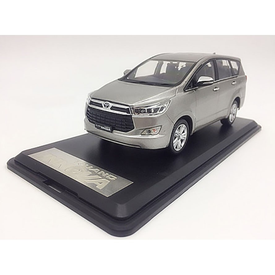 1:32 Toyota MPV KIJANG INNOVA car model Black Silver Toy Car Model