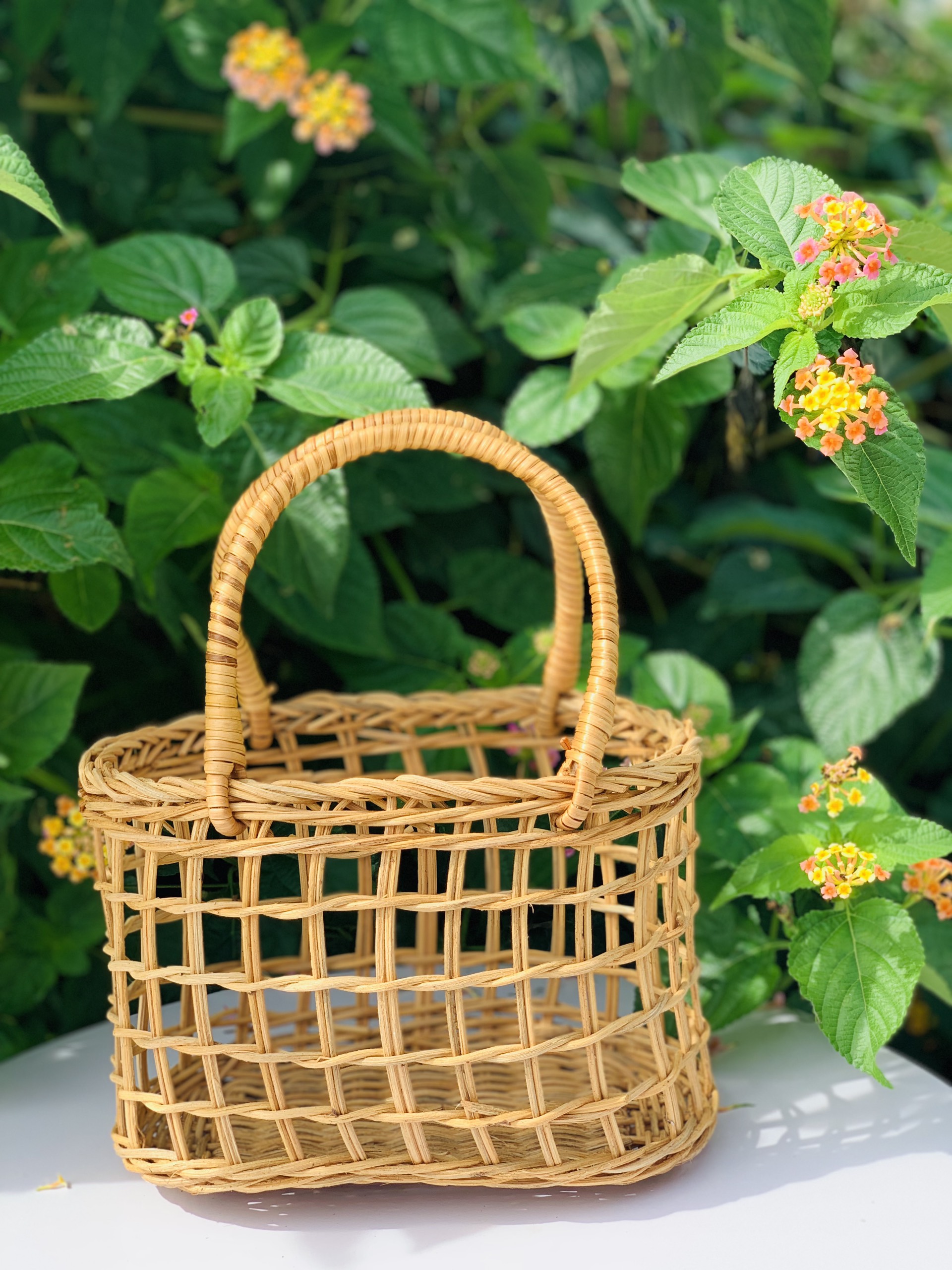 Giỏ mây nhỏ có quai xách đan caro dùng cắm hoa trang trí, đựng vật dụng nhỏ hoặc làm phụ kiện chụp hình/ decor trang trí sản phẩm/ trang trí nhà cửa/ quán cafe/ homestay... phong cách vintage boho