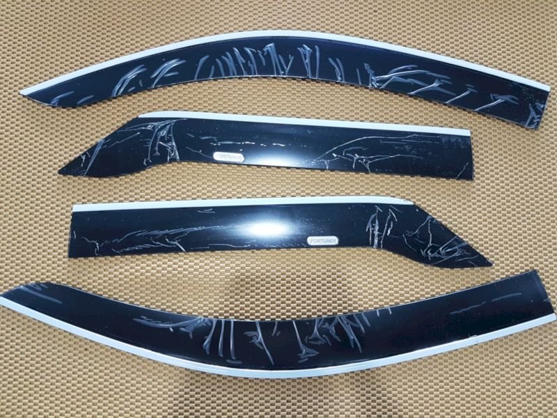 Phụ kiện toyota fotuner 2017 2018 2019 2020 2021 2022 bộ 4 vè che mưa chỉ inox, loại dày ve mua xe o to