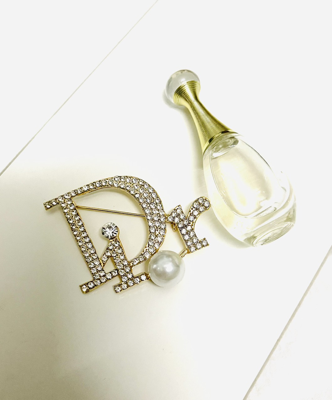 Cài áo nam nữ logo đính đá phối hạt. KT 4 x 4cm