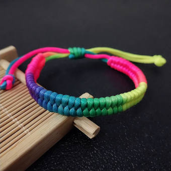 Vòng tay chỉ đỏ sắc màu