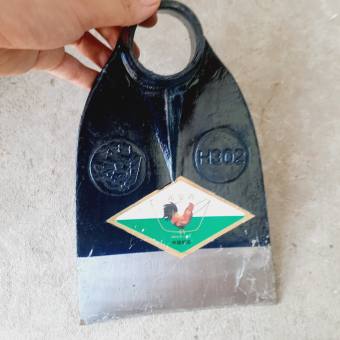 Lưỡi cuốc đào đất, cuốc trồng cây cuốc làm vườn, cuốc thép hiệu con gà ( nặng 900gr)