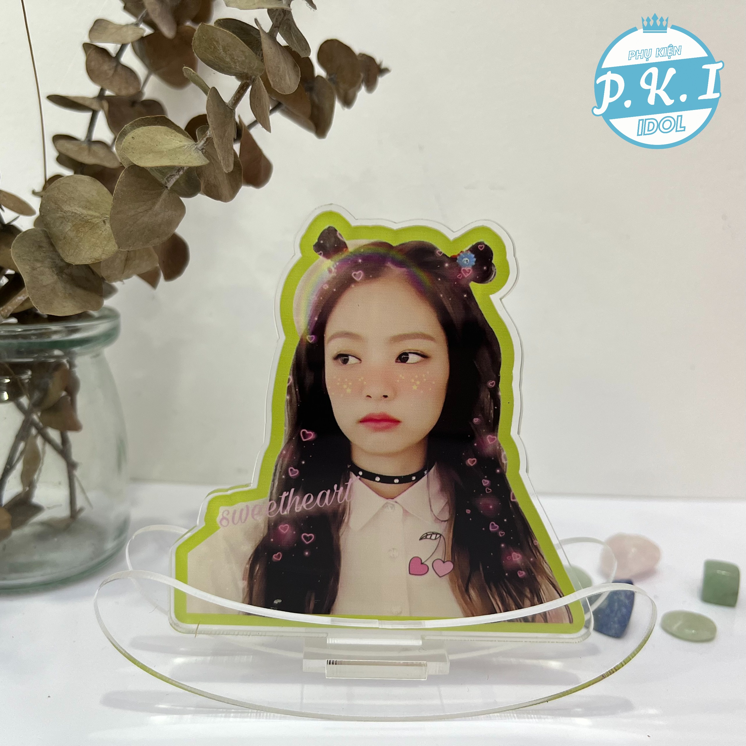 Standee mica jennie siêu dễ thương - tranh mica để bàn giá xưởng