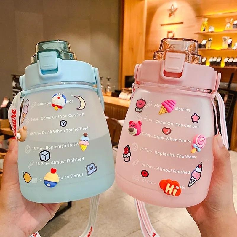 Bình nước 1 lít nhắc uống nước - bình dành cho người lười uống nước có vạch chia nhắc báo giờ uống nước tặng ống hút xịn, sticker dễ thương, dây đeo tiện lợi.