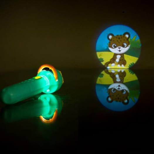 Đèn pin chiếu hình cho bé 80 hình 3d động vật, hình thú, pikachu, siêu nhân, hoạt hình cho bé - Đồ chơi học tập và giải trí - giúp bé phát huy năng lực tưởng tượng và quan sát