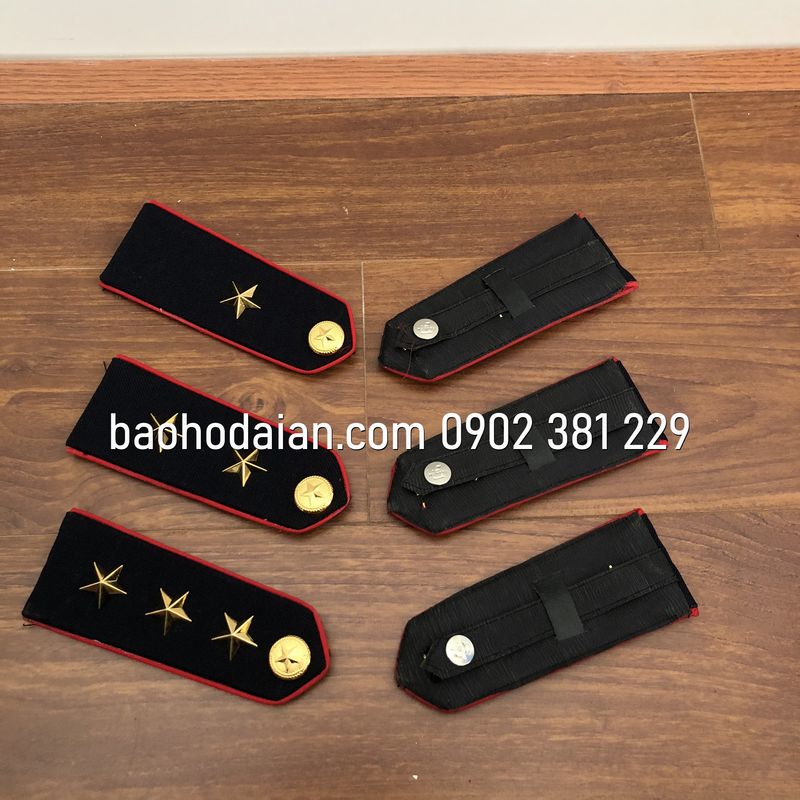 Cầu vai bảo vệ gắn sao nút bấm viền đỏ