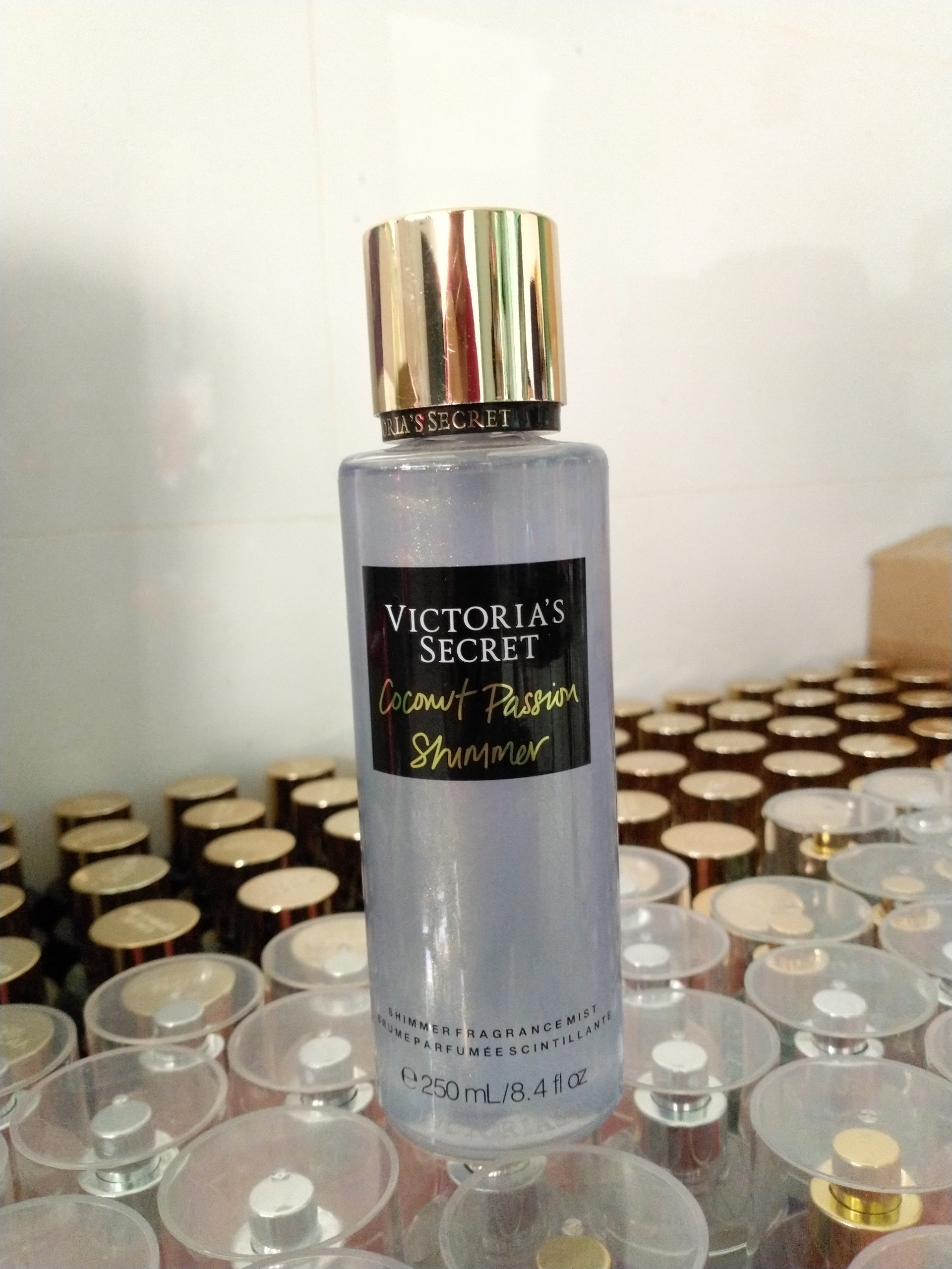 [Ngọt dịu] Xịt thơm toàn thân body mist Victoria's Secret tinh thể nhũ - Coconut Passion Shimmer 250ml, lưu hương lâu, chiết xuất vanilla và dừa tươi