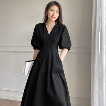 Đầm đen xoè tay bồng nút bọc