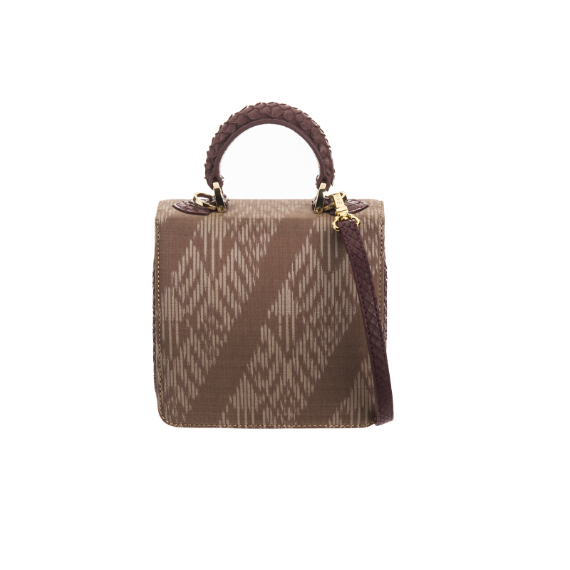 [S'UVIMOL] Baby Square F - Proudly Thai Collection - Beige กระเป๋าถือทรงเหลี่ยมตัดเย็บด้วยหนังงูและผ้ามัดหมี่สีกะปิ จากศูนย์ศิลปชีพในสมเด็จพระนางเจ้าสิริกิติ์พระบรมราชินีนาถ ราคา 22,900 บาท*ส่งฟรี