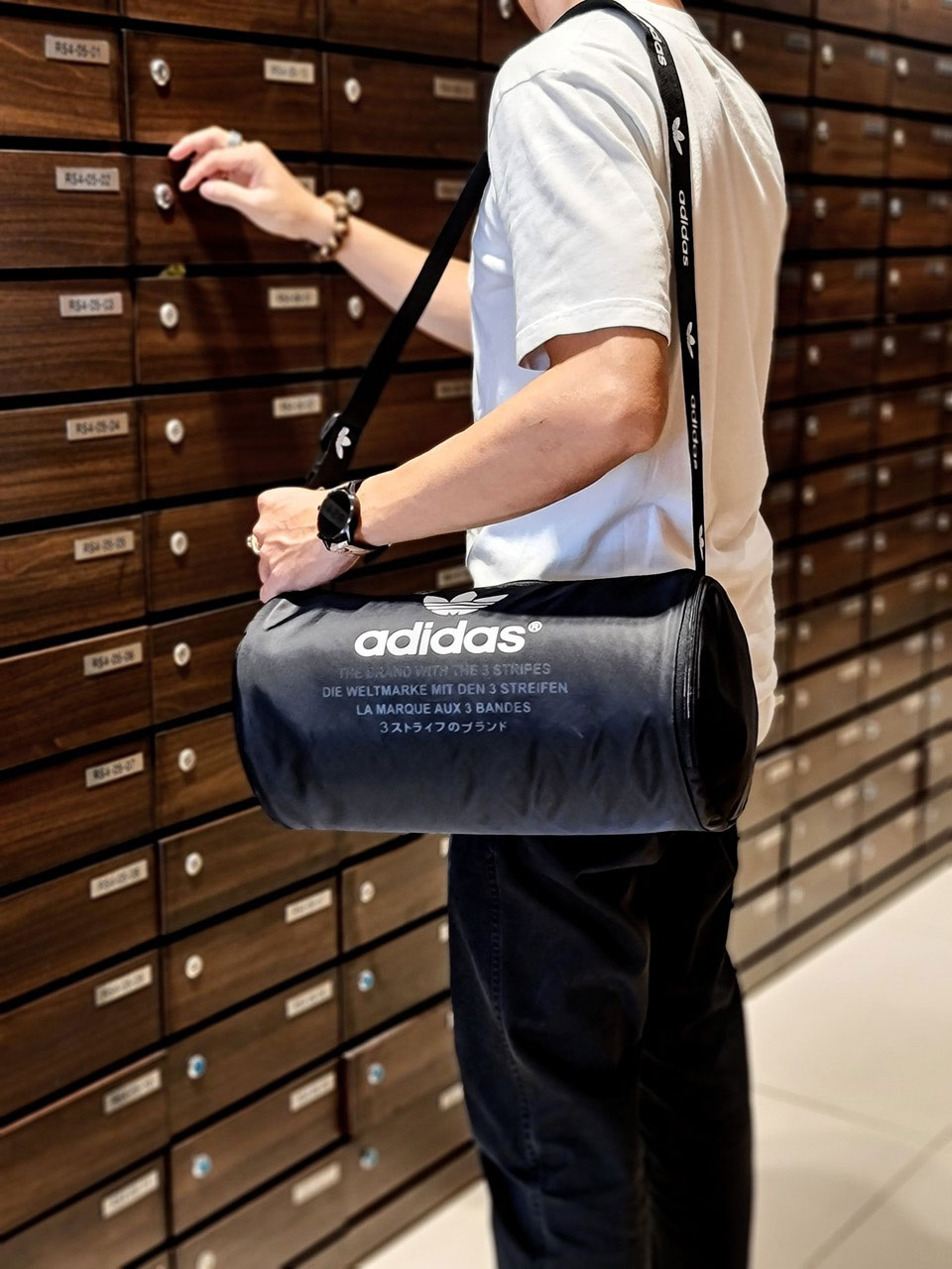 Túi Trống Nam Tập Gym Adidas NMD 4, Chất liệu Polyester chống thấm nước