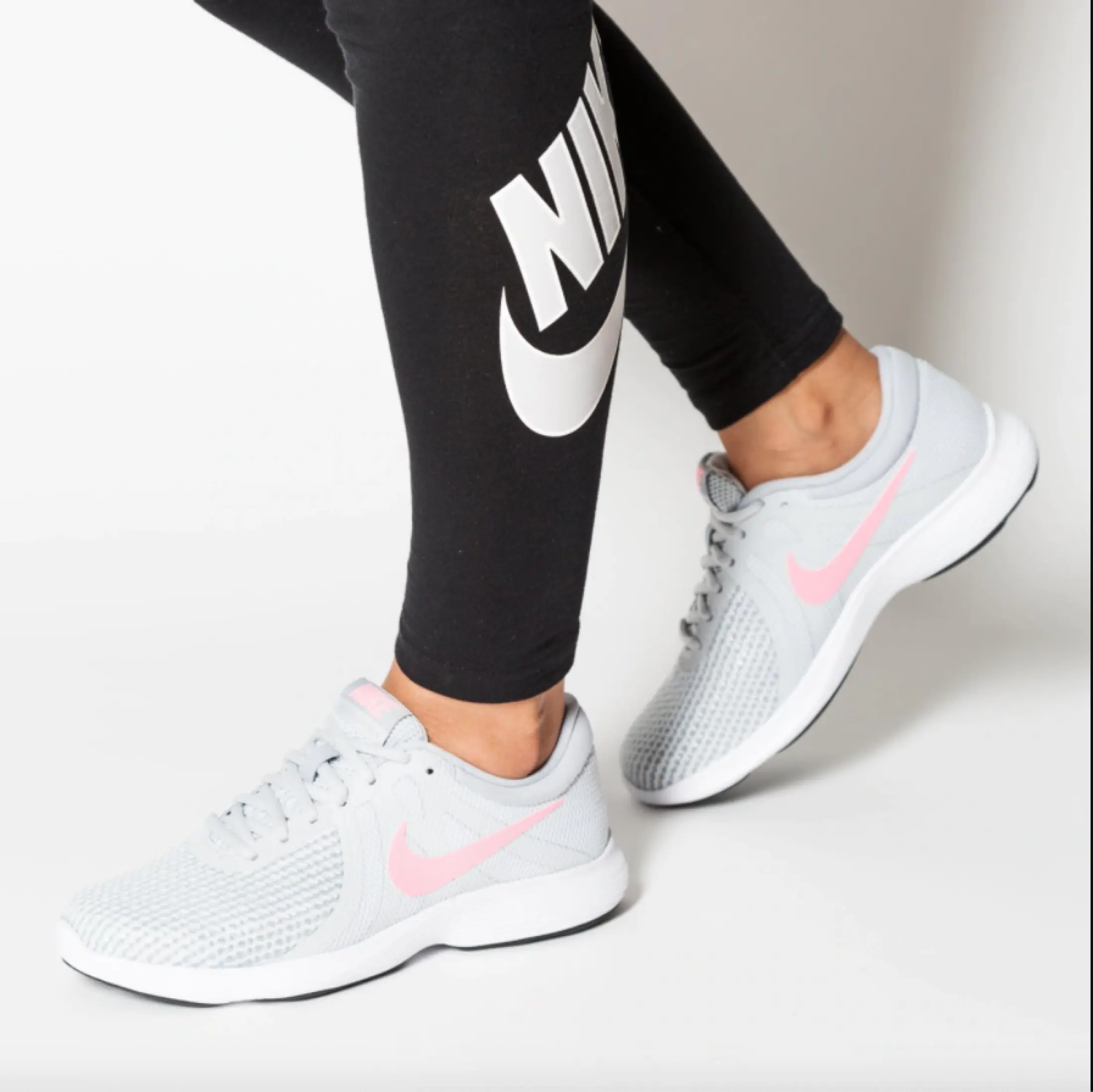 nike wmns revolution