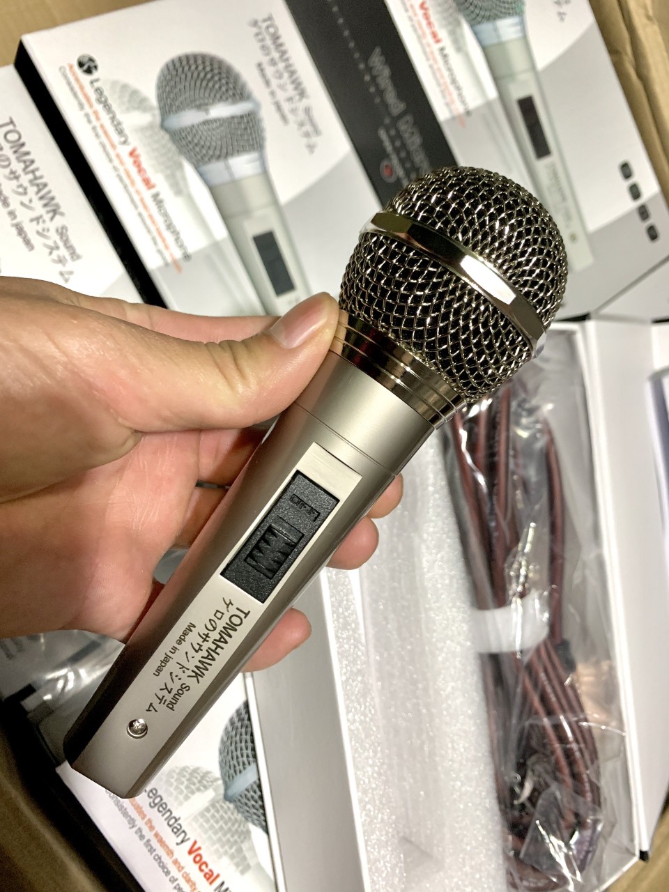 Micro cao cấp có dây tomahawk - nhật zin - tiếng sáng , nhạy ,hút mic - dây dài 6m