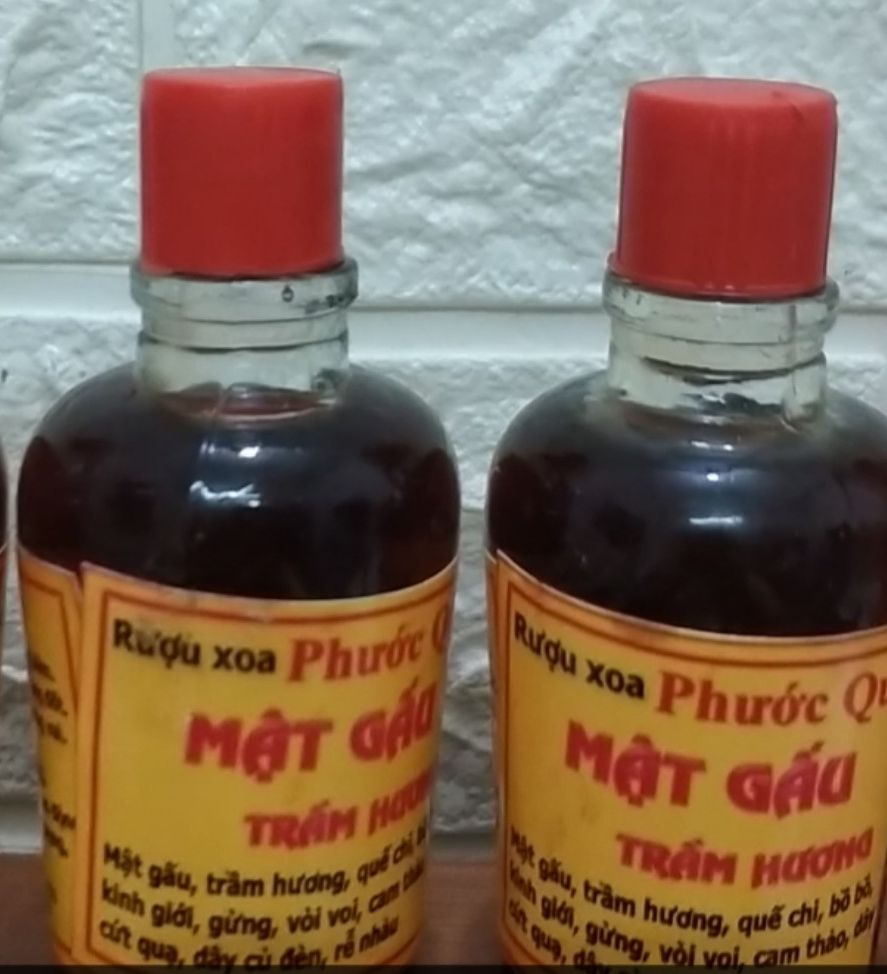 2 dầu xoa bóp Cây Mật Gấu ( hiệu Phước Quy 2 chai x 35ml , ĐẶC SẢN HUẾ )