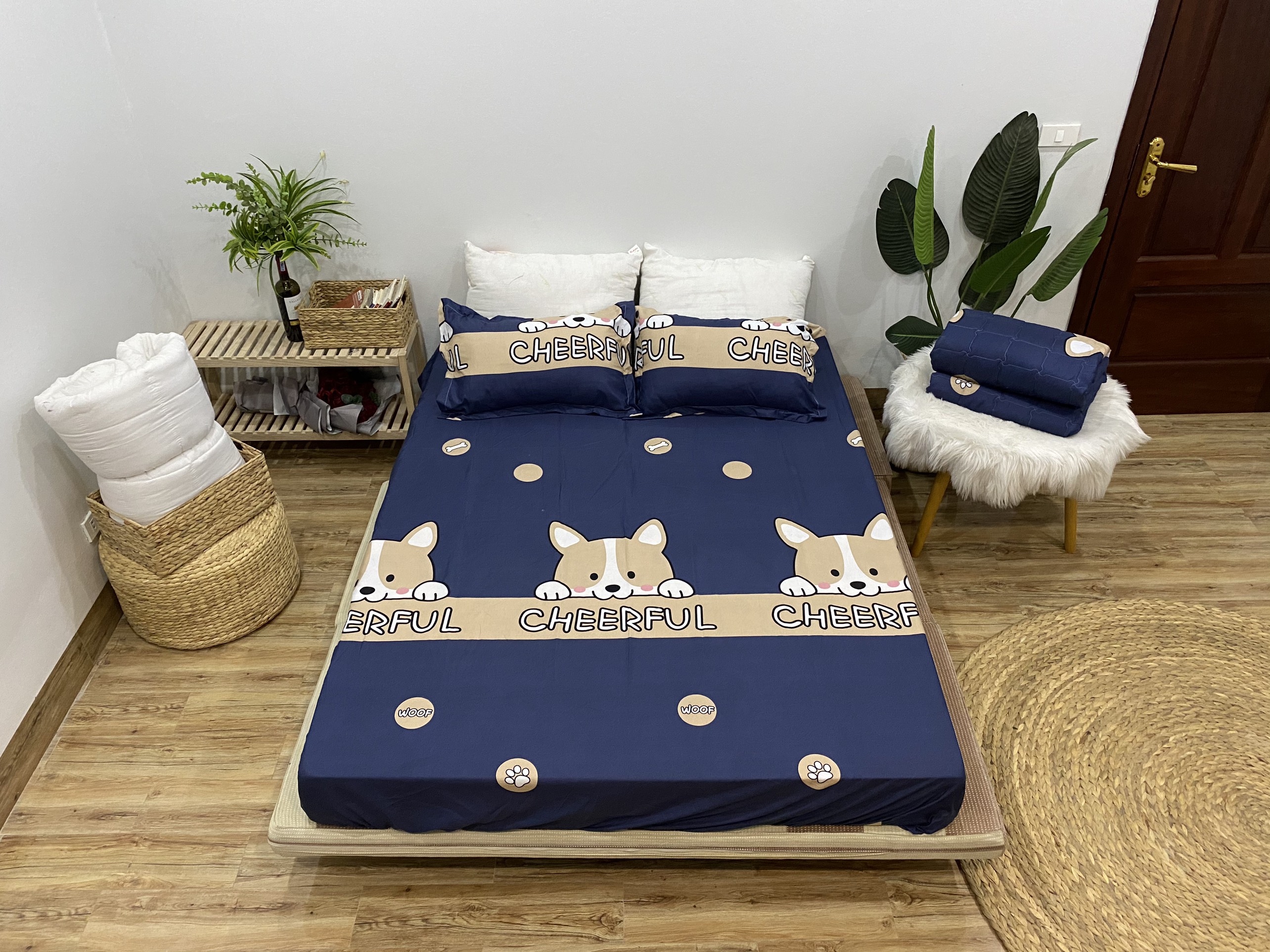 Set ga gối mẫu thú cưng nền xanh gồm: 1 ga + 2 vỏ gối nằm + 1 vỏ gối ôm họa tiết dễ thương, chất cotton poly không nhăn, bền màu, có đủ các kích thước.