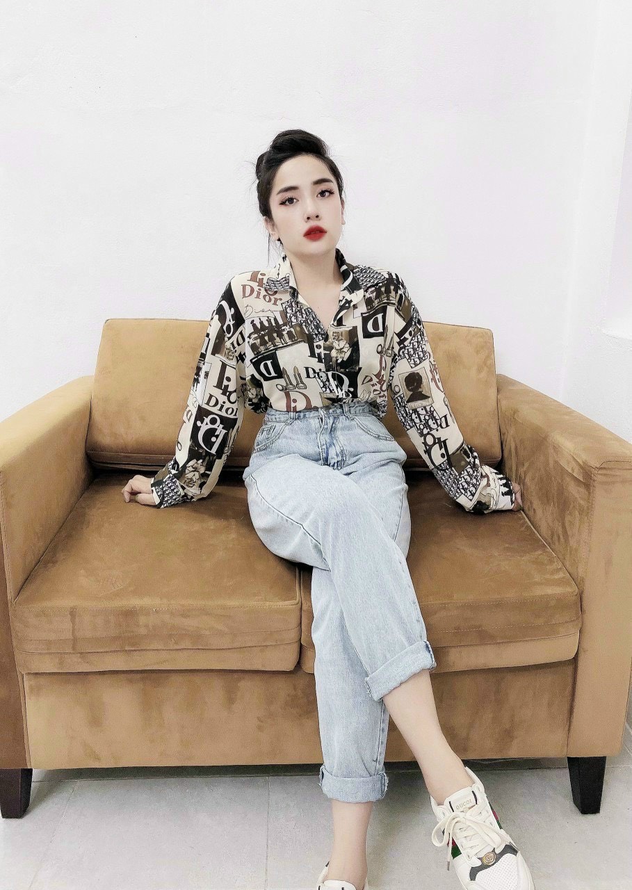 Áo somi nữ trắng in họa tiết DIOR trẻ trung sang trọng - Áo somi nữ hàn quốc chất vải lụa mềm mịn không nhăn xù Khói phong cách Amishashop98