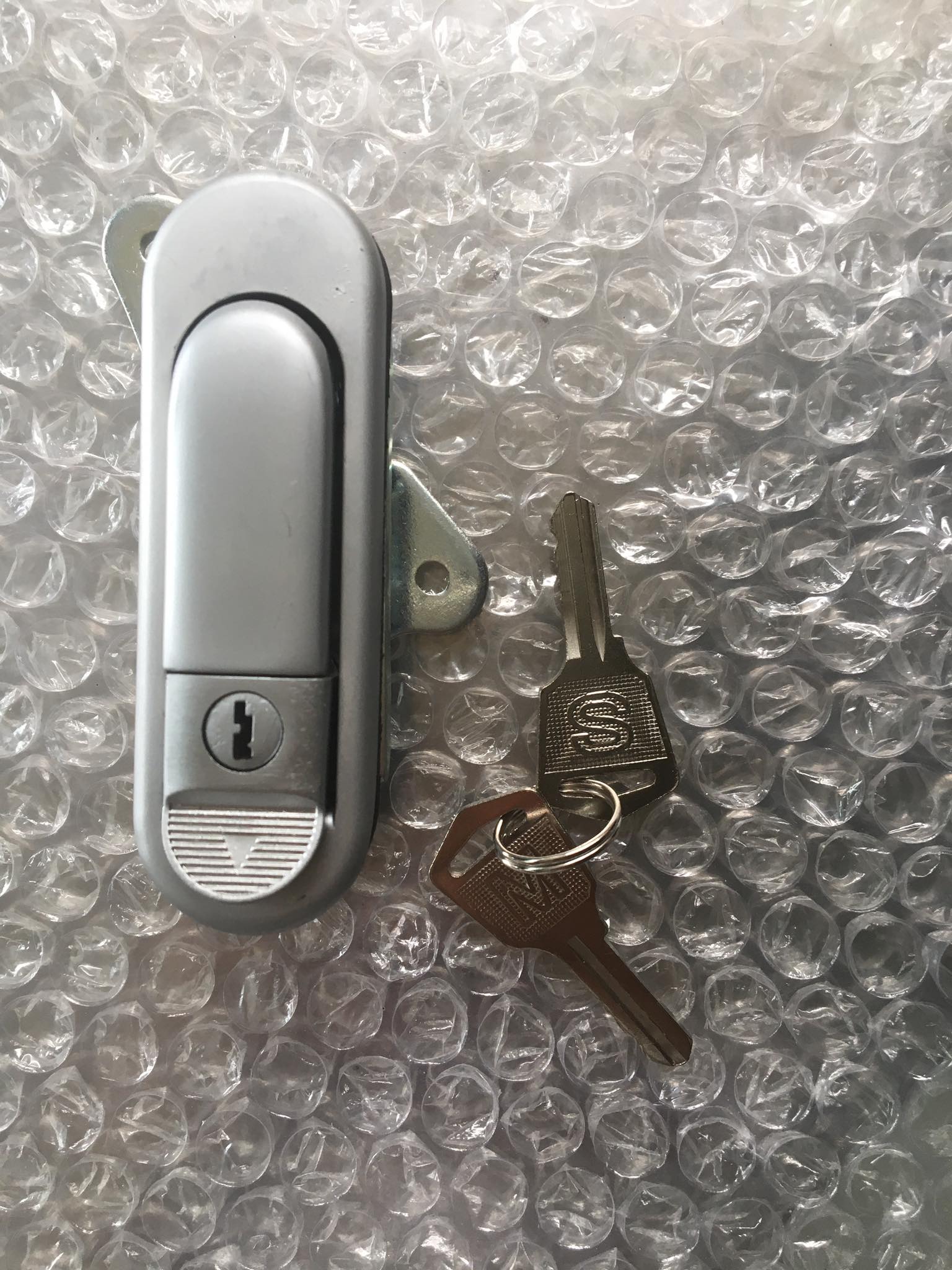 Khóa bật loại nhỏ ab301-3-1 - khóa ấn đầu tròn - khóa tủ bật tròn - khóa bấm gạt tủ điện ab
