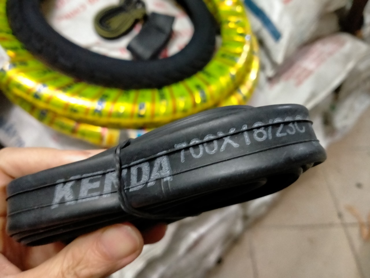 Ruột, săm xe đạp đua 700x23c van fv 4,8cm kenda