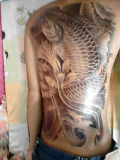 Hình xăm dán tattoo kín lưng cá chép trắng đen 34x48cm- tặng bắp tay xinh 15x21cm