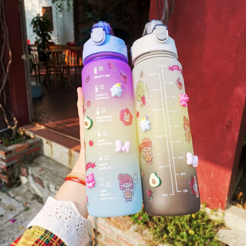 Bình đựng nước, bình nước cute 1 lít có ống hút nhắc nhở uống nước hằng ngày cung cấp đủ nước cho cơ thể