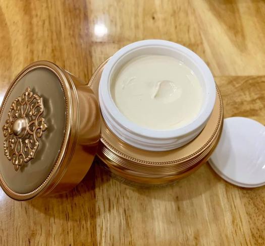 KEM FACE LUXURY SỮA DỪA & MATCHA - BÀ LÃO 20G Kem Face LUXURY Sữa Dừa & Matcha Bà Lão có tác dụng dưỡng ẩm cho làn da mới tái tạo, dưỡng trắng da từ sâu bên trong, giúp bạn có một làn da căng bóng săn chắc mịn màng