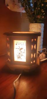 Đèn xông tinh dầu điện bằng gỗ họa tiết cổ điển