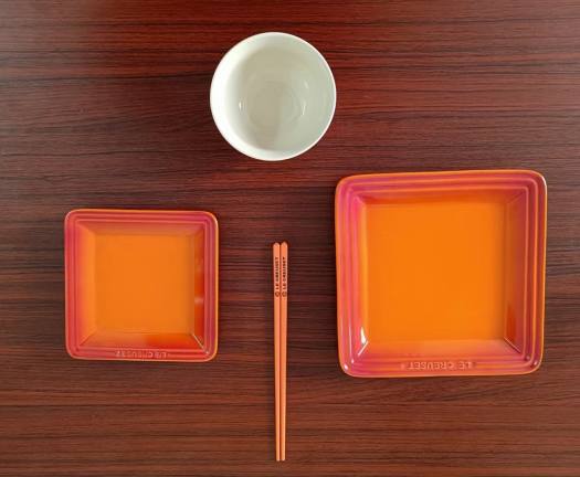 AI AN 29 - Bộ đĩa bát Le creuset sẹc tone, gồm 2 đĩa vuông 1 bát và 1 đũa màu hồng xanh đỏ cam, chất liệu gốm sứ