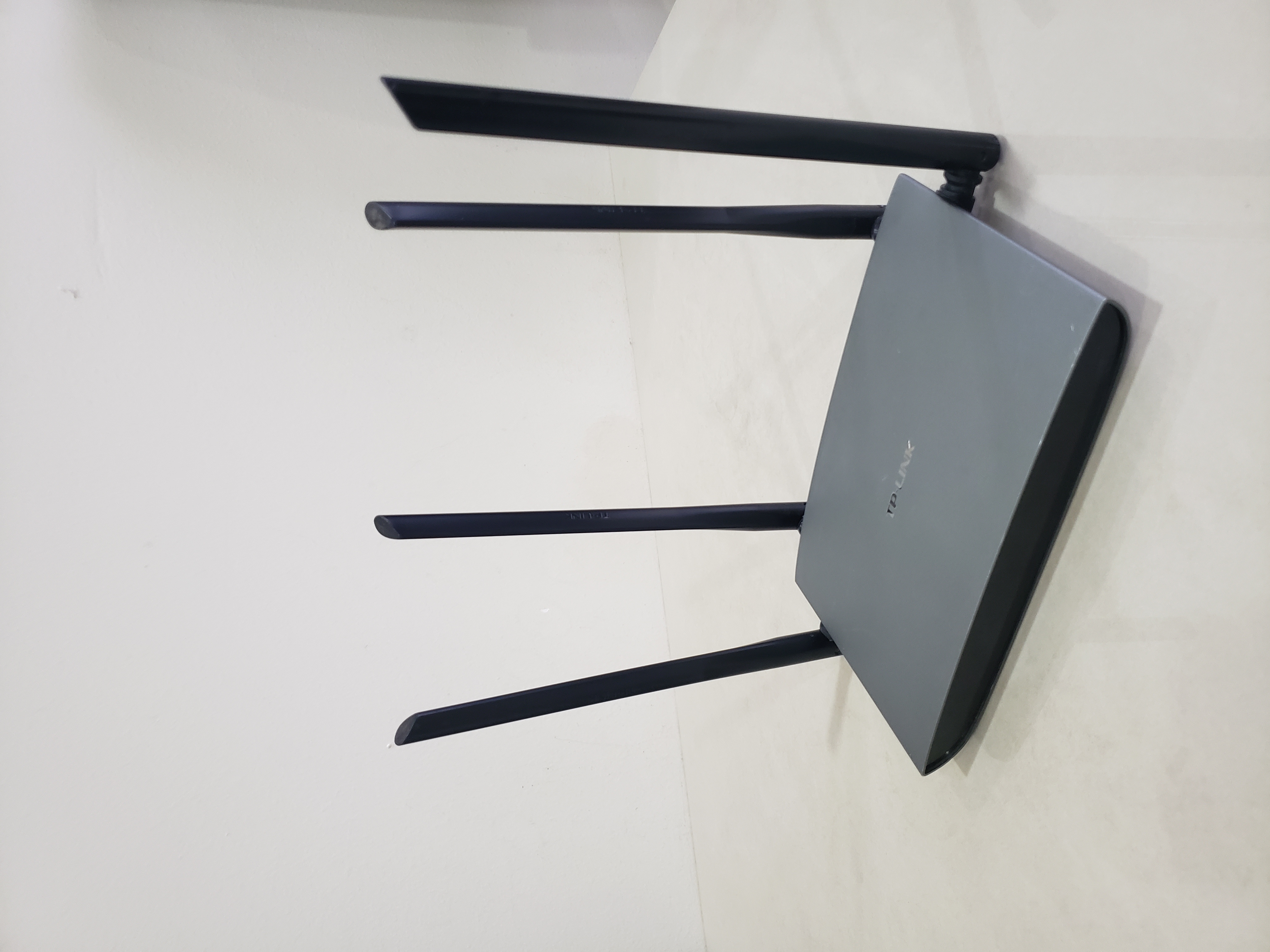 Bộ phát Wifi Tplink 5800, Vỏ kim loại nhôm, Anten 4 râu siêu khỏe, Băng tần kép