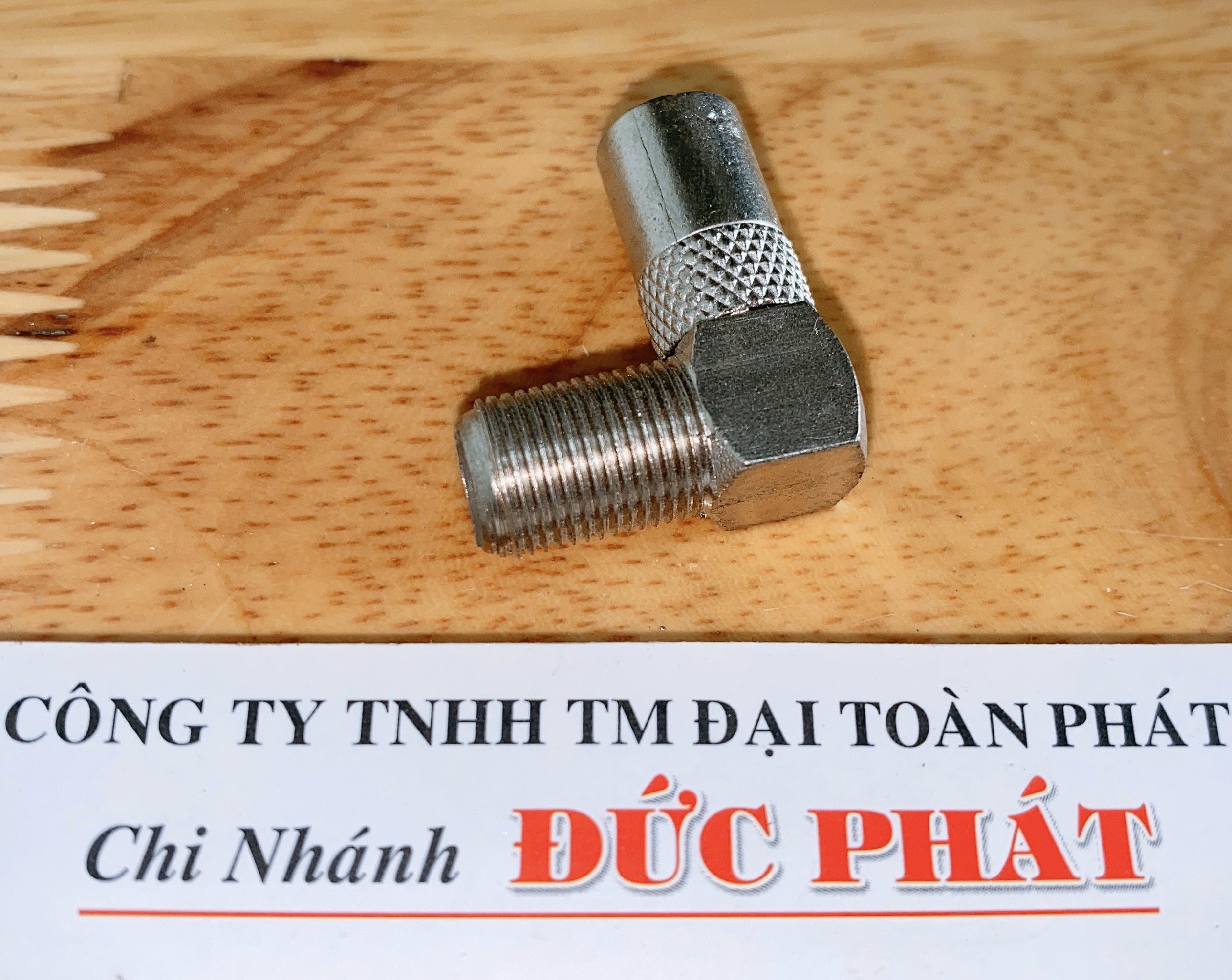 Rắc cắm tivi vuông góc