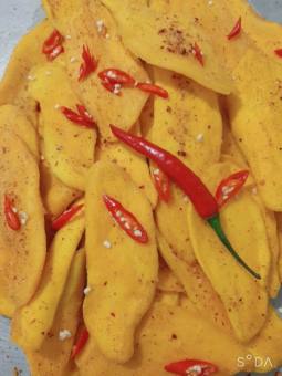 Xoài tẩm muối ớt sấy dẻo, hũ 300gr, xoài cam lâm sấy dẻo