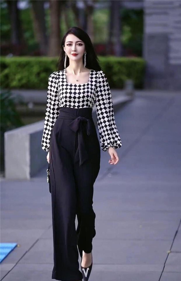 Jumpsuit lụa caro thời trang