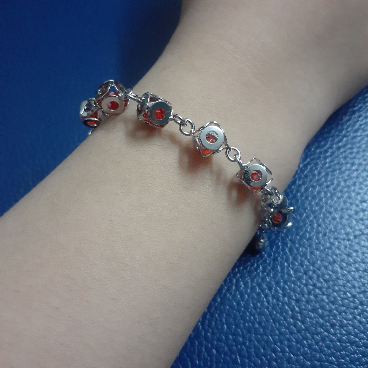 (Hình Thật 100%) Lắc tay nữ inox chuỗi lục lạc đá đỏ trắng sáng, đẹp, không đen - Đem lại vẻ đẹp quyến rũ cho người đeo