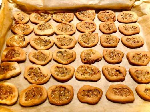 BÁNH CHẢ LÁ CHANH DÙNG KÈM TRÀ NÓNG ẤM LÒNG